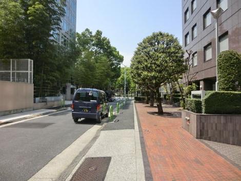前面道路から物件まで少し奥まっています