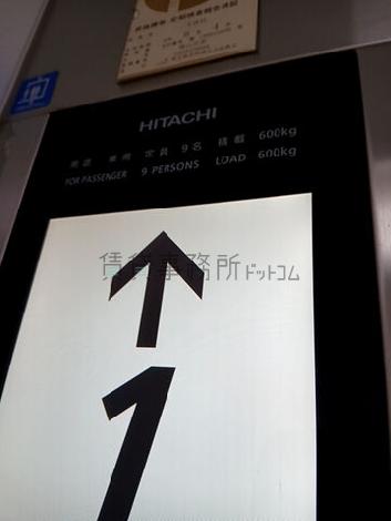 エレベーター９名乗り