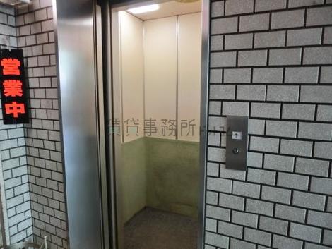 エレベーター内です