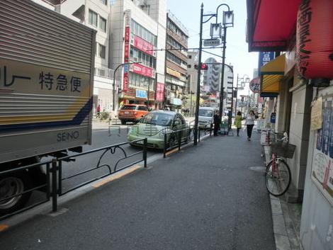 オフィスや店舗が建ち並びます
