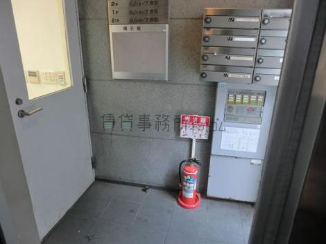 エレベーター内から見たエントランスです