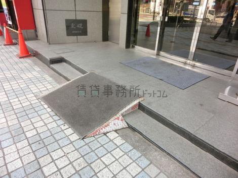 スロープが設けられていますので、荷物の搬入は容易です