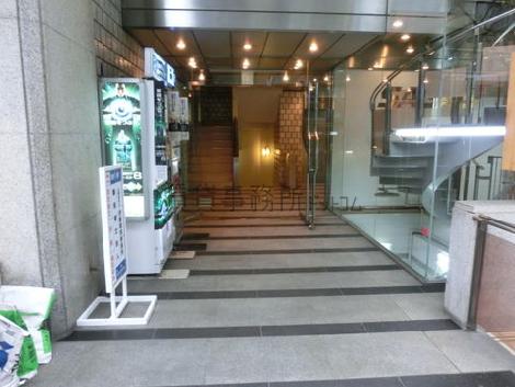 石張りの正面玄関です