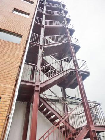 建物裏側に外階段があります