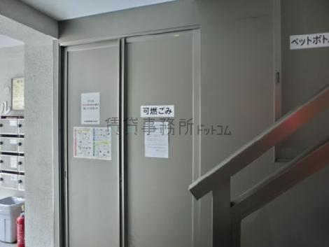 ゴミ置き場が玄関にあります