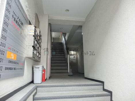 玄関には階段があります