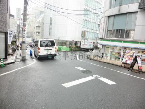 玄関から通りを見た様子