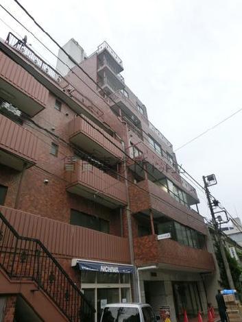 裏路地に建っています