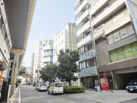 首都高速沿いに見えます