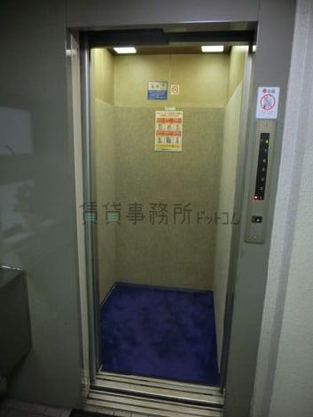 マットが敷いてあるエレベーターです