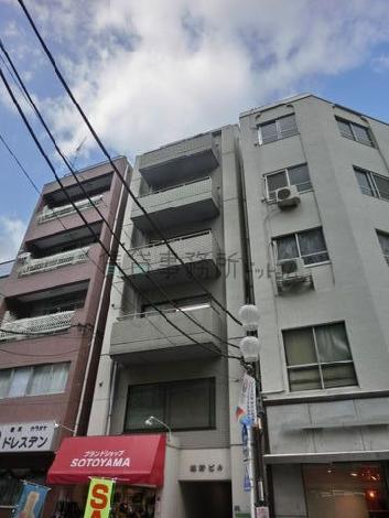 正面にバルコニーがあります