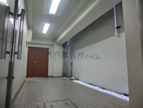 玄関を入ると長い通路があります