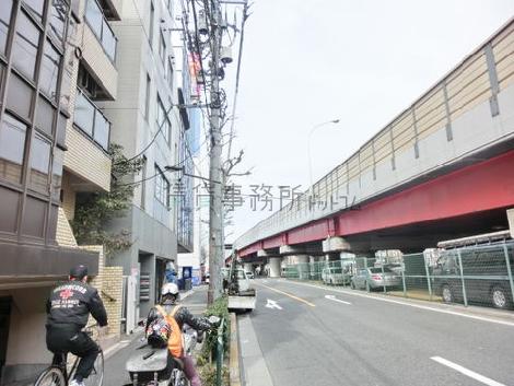 先には高円寺陸橋下交差点