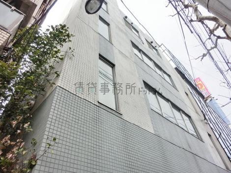出入り口前から見上げた様子