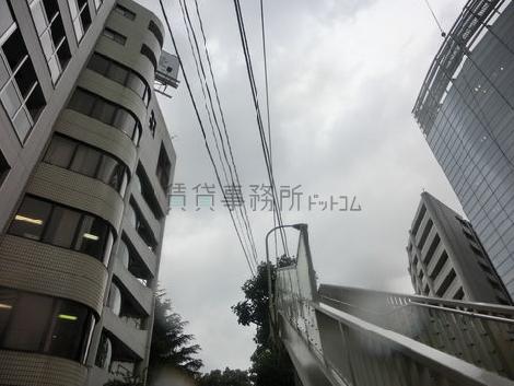 物件の側に歩道橋があります