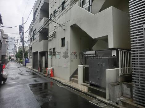 裏側に階段があります