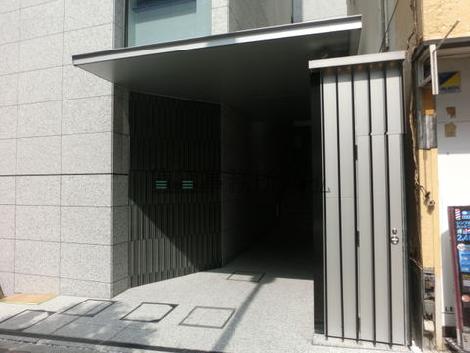 裏口玄関への入口です