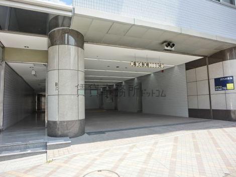 駐車場が設けられています。ご利用には別途の契約が必要です