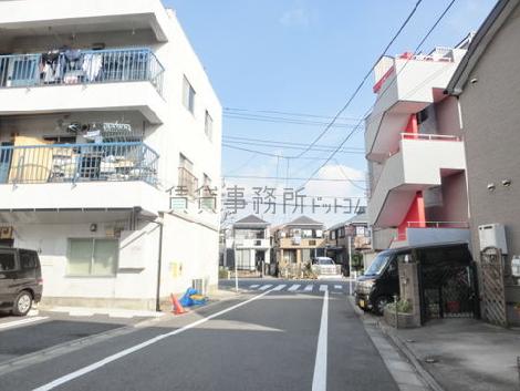 反対側の側面通り