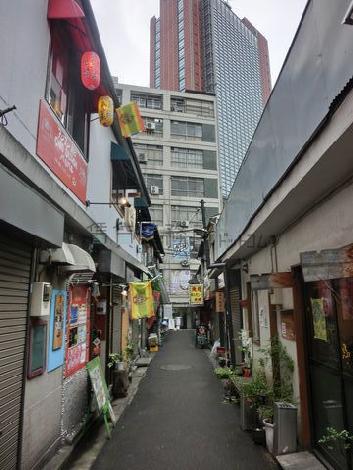繁華街を奥に進んだところに正面玄関があります