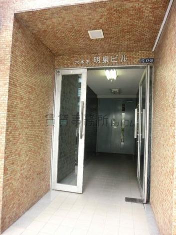 明るいトーンで統一された玄関