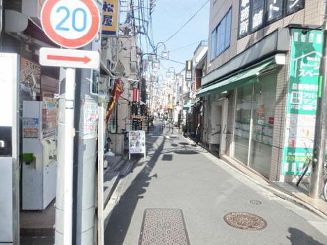 隣接する商店街通り