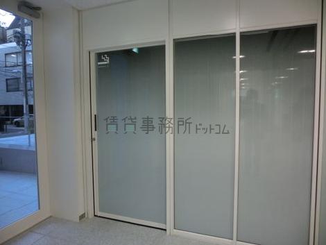 1階に喫煙室が完備されております