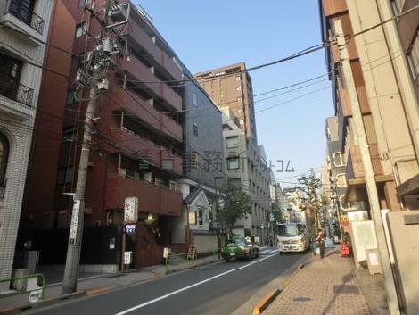 新宿通りから2区画目の裏道