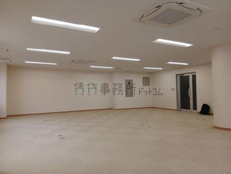 アカデミービルの室内