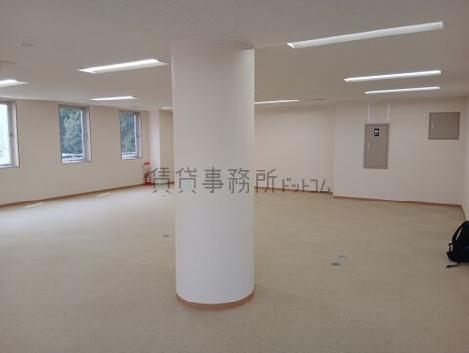 アカデミービルの室内
