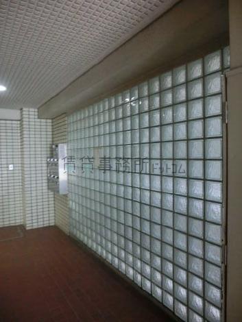 光が入るので圧迫感は無いです