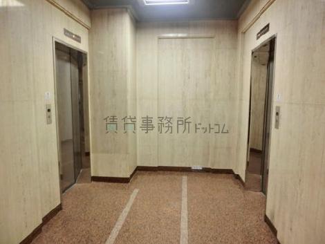 両サイドにエレベーターを設置