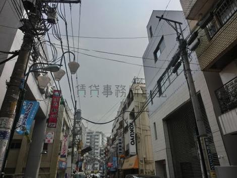 近くには様々な店があります