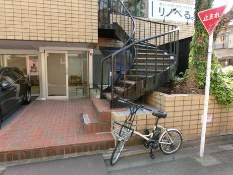 1階の通用口と外階段