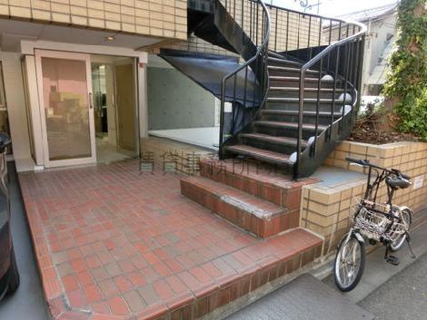 左側は1階通用口