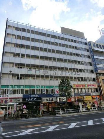 早稲田通り沿いの大きなビル