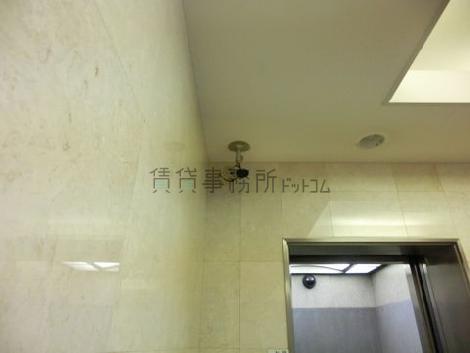 ホール内を監視する防犯カメラです
