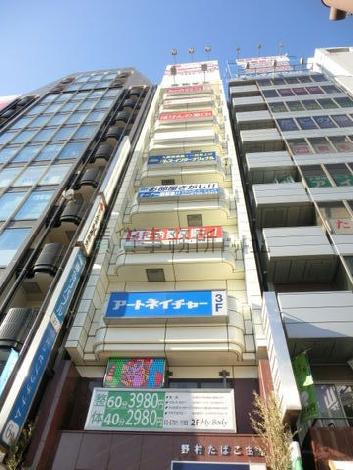 1フロアごとに看板が設置されております