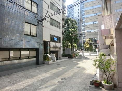 正面玄関前から、芝公園駅方面