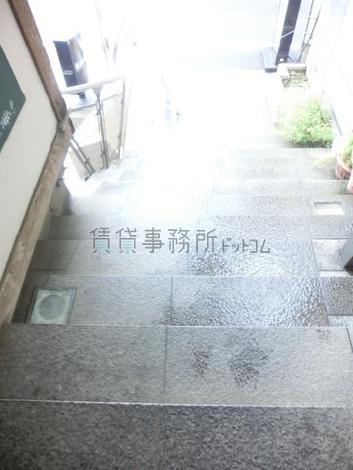 正面玄関には段差があります