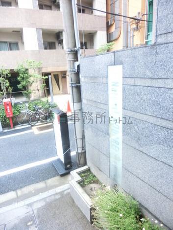 石材を基調とした正面エントランス付近