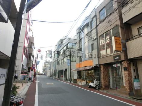 両方通行の比較的交通量の多い道路に面しています。