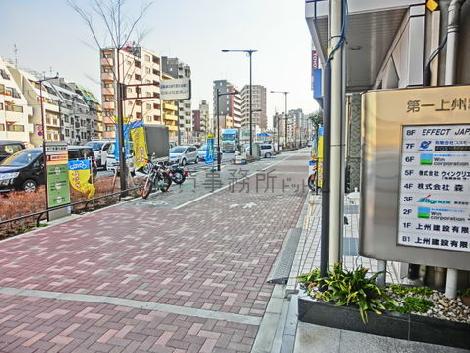 前面歩道も広く整備されています。