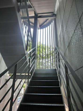 前面道路側にバスロータリーがあります