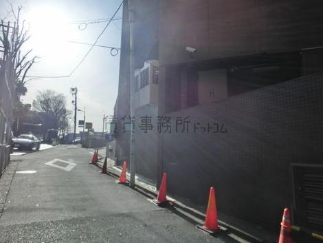 表参道からメインエントランスへ向かう道路です