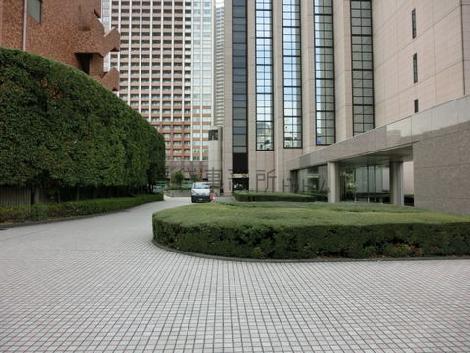 車寄せ出口側の車路です
