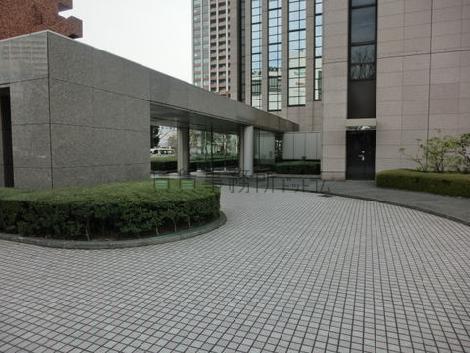 車寄せへの車路です