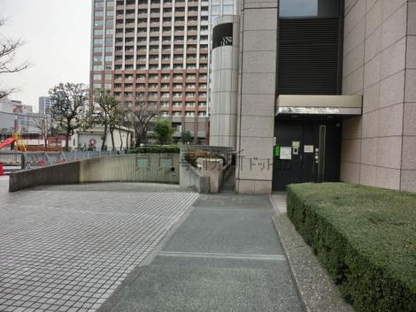 地下駐車場出入口です