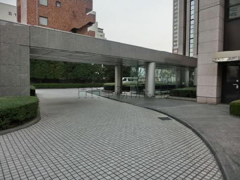 正面玄関には車寄せがあります