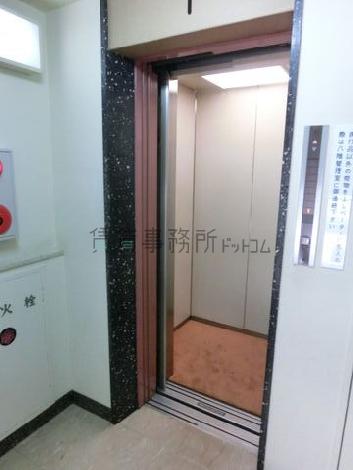 エレベーターの中です